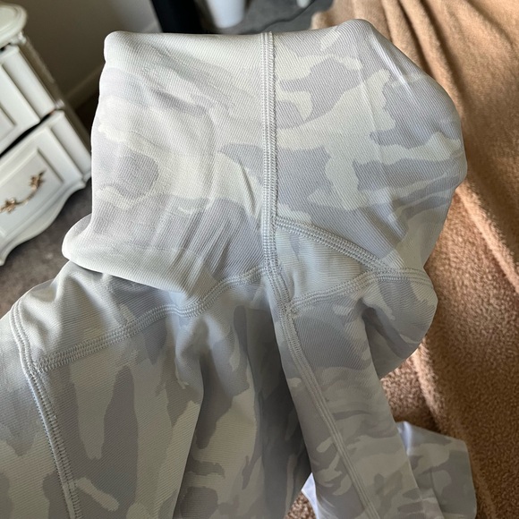 Wunder Under High-Rise Tight 25” Luxtreme Size 12 - Picture 4 of 5